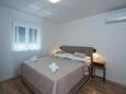 Arbanija, Chambre dans l’hébergement en type apartment, climatisation disponible et WiFi.
