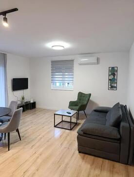 Arbanija, Salon dans l’hébergement en type apartment, climatisation disponible et WiFi.