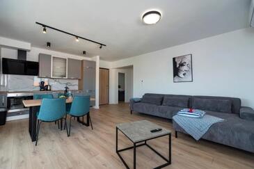 Arbanija, Pokój dzienny w zakwaterowaniu typu apartment, Dostępna klimatyzacja i WiFi.