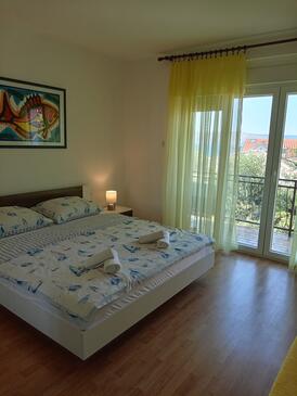 Apartments with parking space Novi Vinodolski - 2416