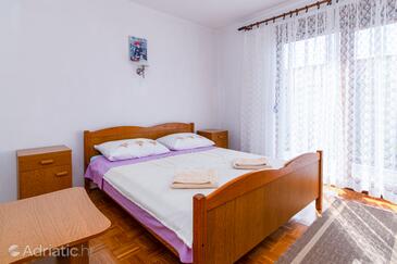 Apartments with parking space Novi Vinodolski - 2417