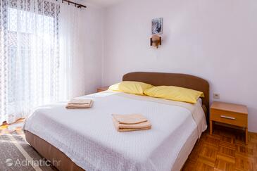 Apartments with parking space Novi Vinodolski - 2417