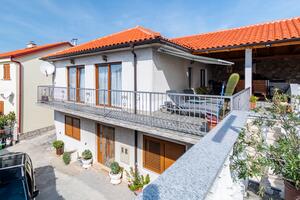 Apartmaji s parkingom Novi Vinodolski - 2417