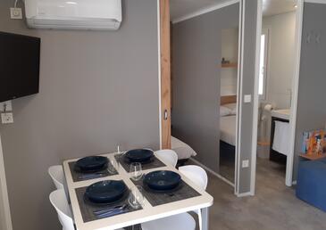 Biograd na Moru, Jídelna v ubytování typu apartment, s klimatizací, domácí mazlíčci povoleni a WiFi.