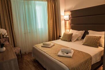 Апартаменти для сім'ї з басейном Мандре - Mandre, Паг - Pag - 24196