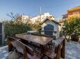 Kaštel Kambelovac, Kaštela, Verft 24198 - Leiligheter med en rullesteinstrand.
