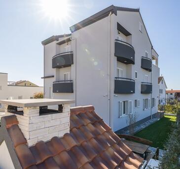 Kaštel Kambelovac, Kaštela, Overnatting 24198 - Leiligheter med en rullesteinstrand.