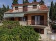 Komiža, Vis, Overnatting 2420 - Leiligheter med en rullesteinstrand.