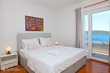 Seaside family friendly house with a swimming pool Šparadići, Šibenik - 24200