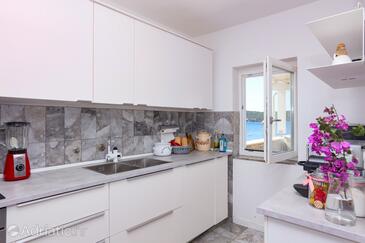 Familiehus med pool ved havet Sparadici, Sibenik - 24200