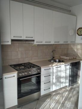 Apartments with parking space Novi Vinodolski - 2421