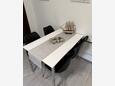 Jadranovo, Sala da pranzo nell'alloggi del tipo apartment, animali domestici ammessi e WiFi.