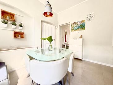 Tkon, Blagovaonica u smještaju tipa apartment, WiFi.