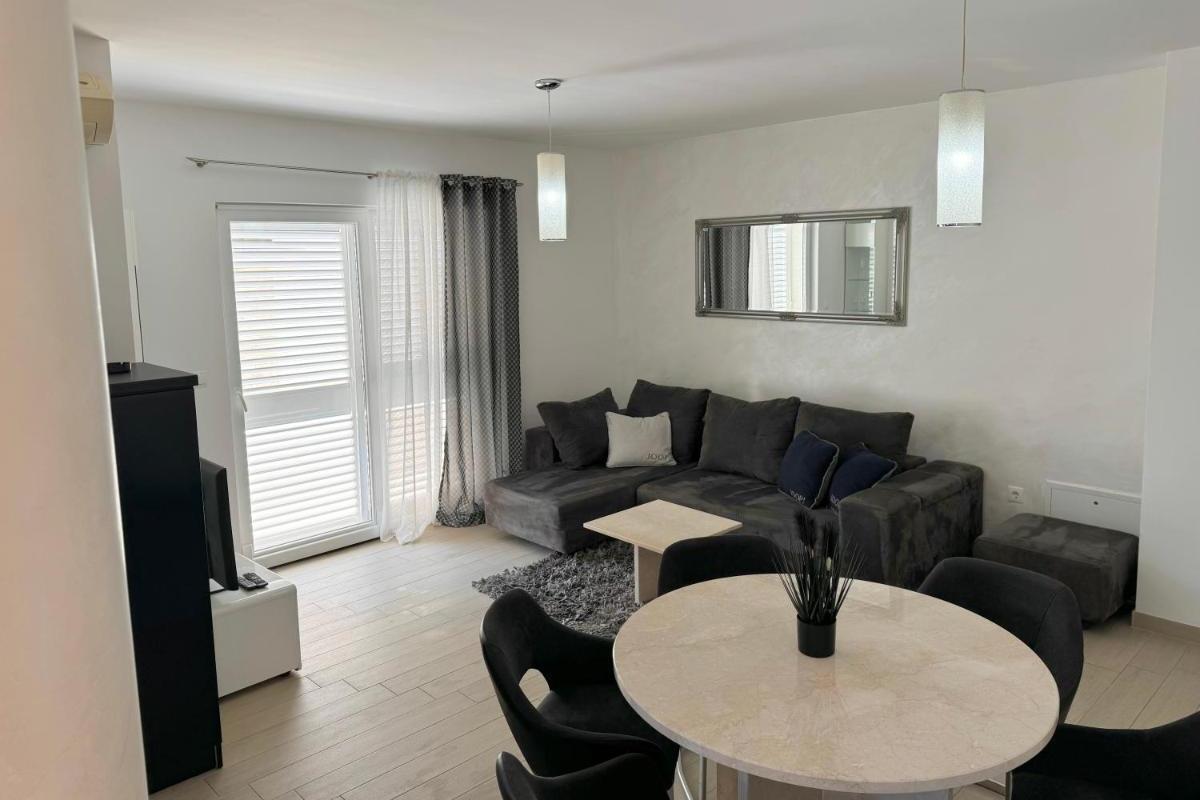 Ferienwohnungen mit Parkplatz Tribunj, Vodice - 24222