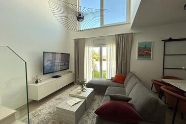 Pakoštane, Obývací pokoj v ubytování typu house, s klimatizací a WiFi.