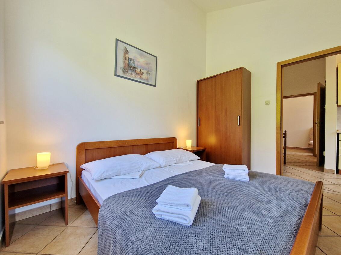 Ferienwohnungen mit Parkplatz Baska, Krk - 24229