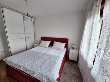 Apartments with parking space Novi Vinodolski - 2423