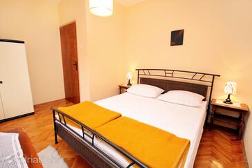 Apartments with parking space Novi Vinodolski - 2423