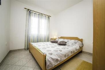 Apartmanok családok részére medencével Povlja, Brac - 24248