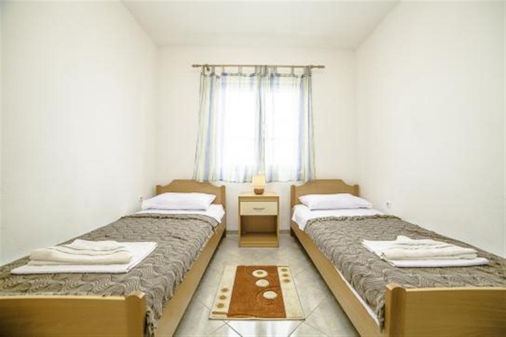 Appartamenti con piscina per famiglie Povlja, Brazza - Brač - 24248