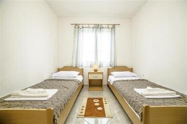 Apartmanok családok részére medencével Povlja, Brac - 24248