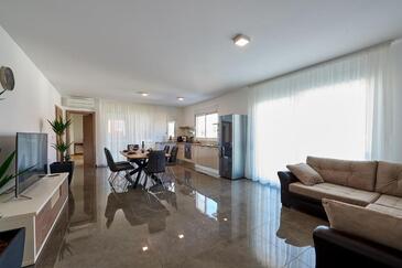 Ferienwohnungen am Meer mit Pool Arbanija, Ciovo - 24254