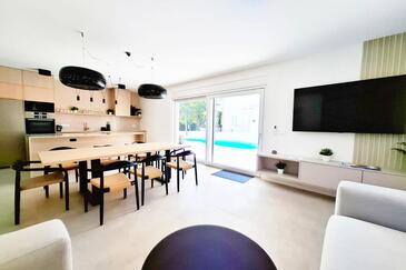 Povljana, Camera di soggiorno nell'alloggi del tipo house, condizionatore disponibile e WiFi.