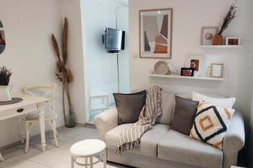 Rovinj, Living room in the studio-apartment, air condition available, (pet friendly) and WiFi.