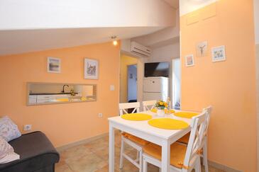Slatine, Woonkamer in accommodatietype apartment, huisdieren toegestaan en WiFi.