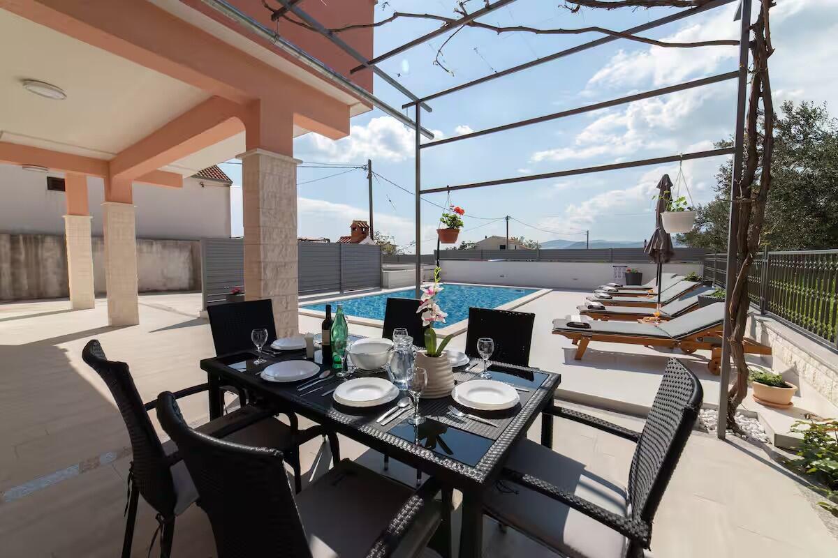 Appartements avec la piscine Kastel Stari, Kastela - 24273