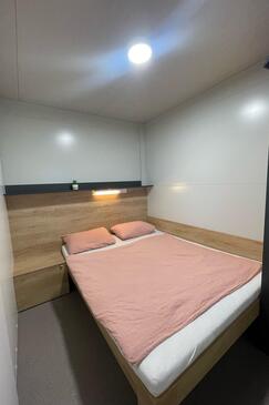 Apartmanok családok részére medencével Pirovac, Sibenik - 24299