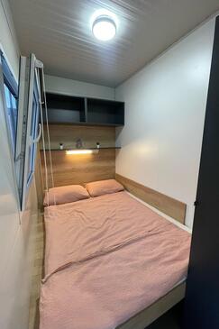 Apartmanok családok részére medencével Pirovac, Sibenik - 24299