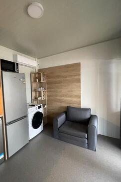 Pirovac, Obývacia izba v ubytovacej jednotke apartment, klimatizácia k dispozícii, domáci miláčikovia povolení a WiFi.