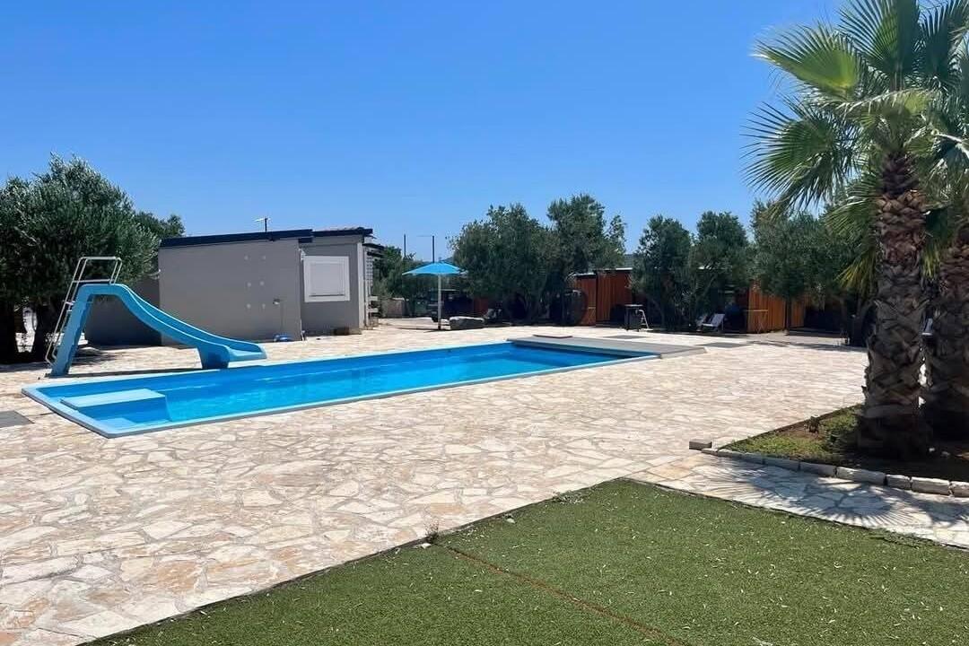 Ferienwohnungen mit Pool für Familien Pirovac, Sibenik - 24299