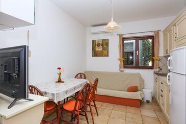 Šparadići, Sala da pranzo nell'alloggi del tipo apartment, condizionatore disponibile e WiFi.