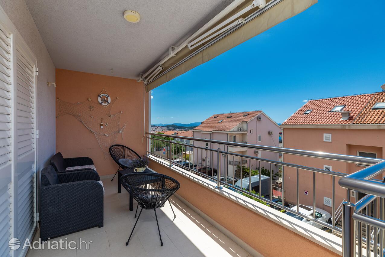 Apartments with parking space Makarska - 24301