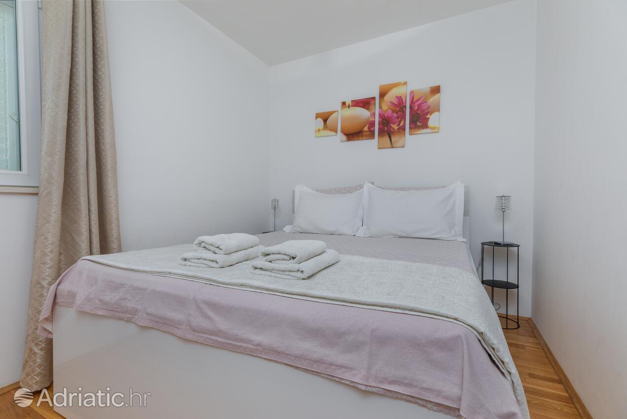 Apartments with parking space Makarska - 24301