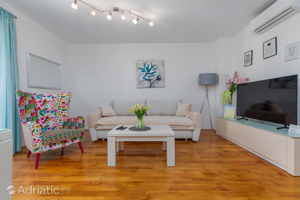 Apartments with parking space Makarska - 24301