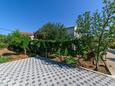 Raslina, Krka, Parkering 24304 - Leiligheter med en rullesteinstrand.