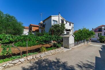 Raslina, Krka, Overnatting 24304 - Leiligheter med en rullesteinstrand.