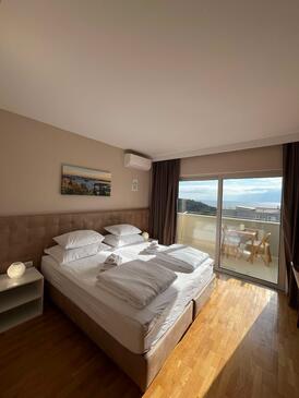 Apartments and rooms with a swimming pool Hvar - 24309