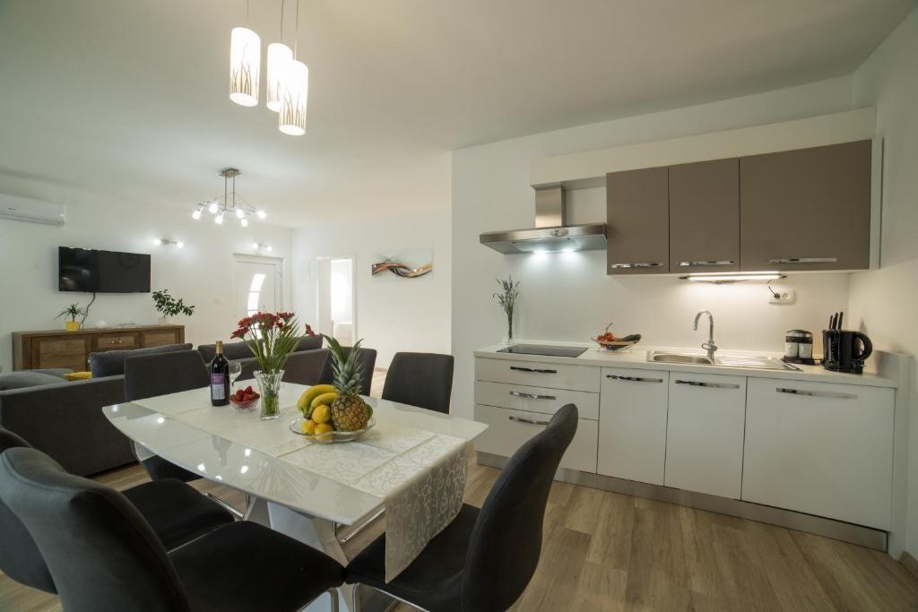 Appartamenti con parcheggio Kastel Kambelovac, Castelli - Kaštela - 24311
