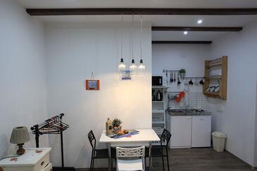 Zablaće, Sala da pranzo nell'alloggi del tipo studio-apartment, animali domestici ammessi e WiFi.