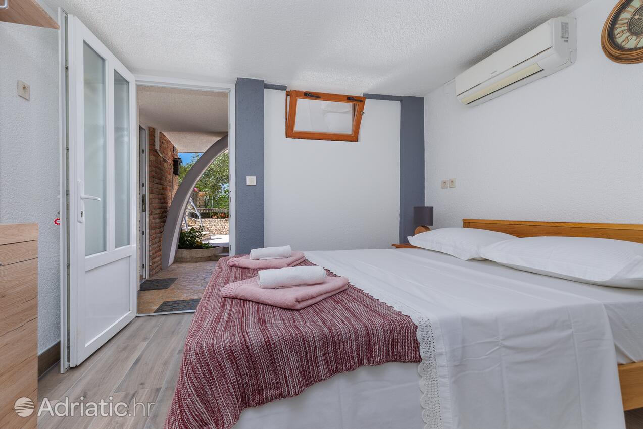 Apartments by the sea Lokva Rogoznica, Omiš - 24321