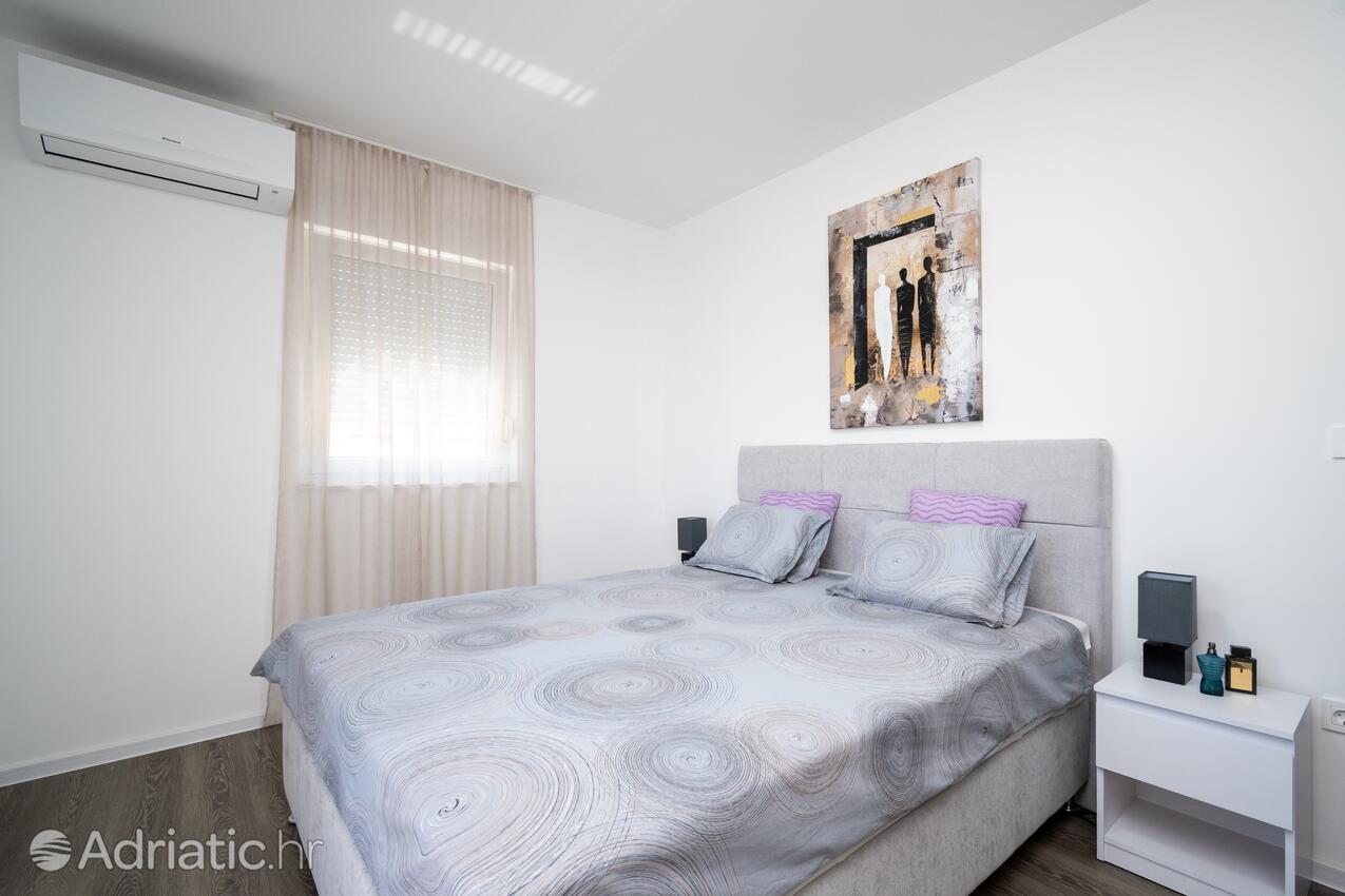 Family-friendly apartments with swimming pool Vir - Lozice, Vir - 24328