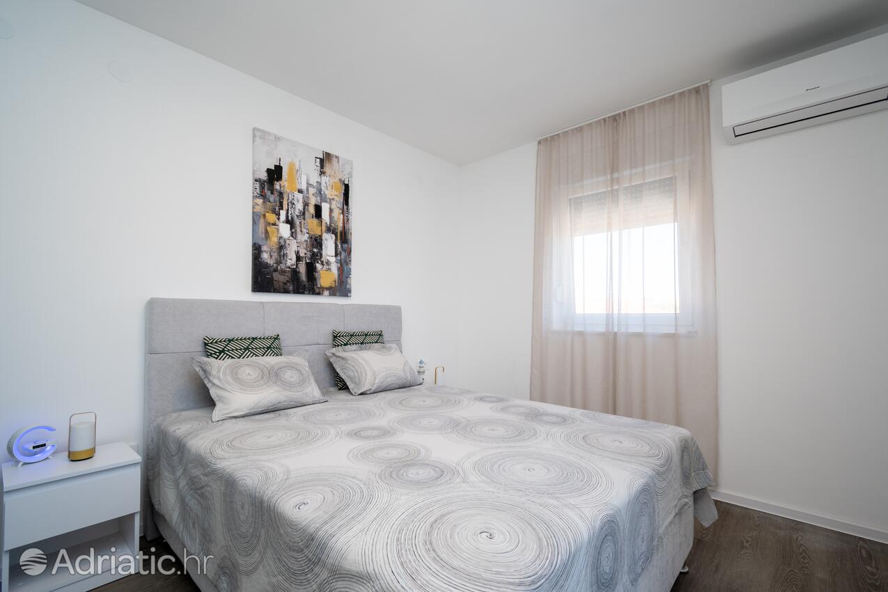 Family-friendly apartments with swimming pool Vir - Lozice, Vir - 24328