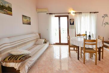 Cancini, Obývací pokoj 1 v ubytování typu apartment, s klimatizací, domácí mazlíčci povoleni a WiFi.