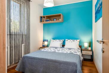 Family friendly house with a swimming pool Vrpolje, Šibenik - 24345