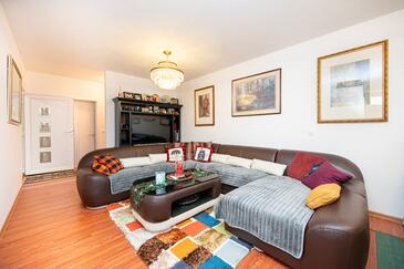 Sukošan, Living room in the apartment, air condition available and WiFi.