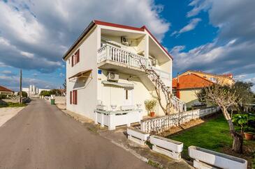 Vrsi - Mulo, Zadar, Propiedad 24353 - Apartamentos con una playa de guijarros.